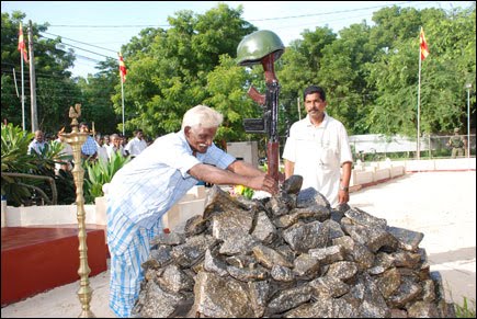 துயிலிடம் இன்றித் துடித்தோம் தமிழா... துயரது நீக்கிடத் துணிவோம் தமிழா...