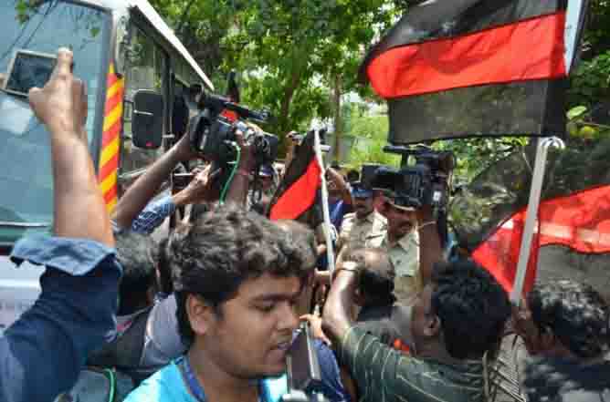 இளையராஜா வீட்டிற்கு முன்பு இலங்கை செல்லக்கூடா போராடியவர்கள் கைது!