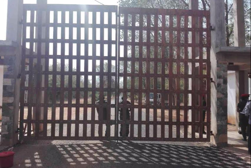 இராணுவ முகாமுக்குள் மக்களை வைத்து நுழைவாயிலை படையினர் மூடியதால்  கேப்பாப்புலவில் பதட்டம்!