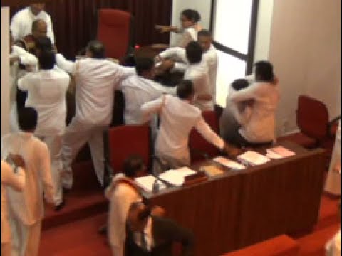 செங்கோளுடன் ஓடிய அவைத்தலைவர்!(கானொளி)