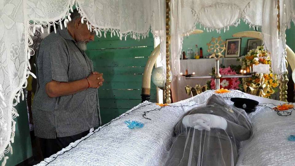 நீதிபதி இளஞ்செழியனின் மெய்ப்பாதுகாவலர் கேமரத்னவுக்கு அஞ்சலி செலுத்தினார் வடக்கு முதலமைச்சர்!