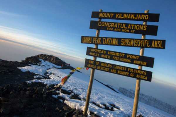 கிளிமஞ்சாரோ மலை ஏறி சாதனை படைத்த பார்வையில்லாத இந்தியர்கள்!