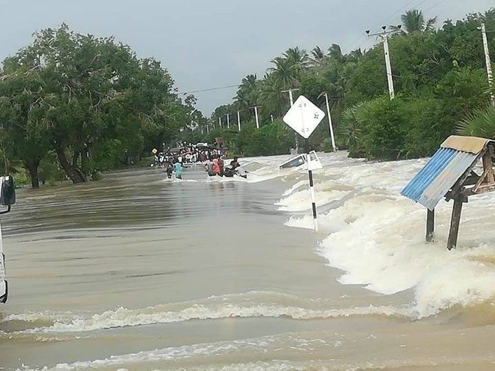 கிளிநொச்சியில் மக்கள் அவதி-நீரில் மூழ்கும் கிராமங்கள்.