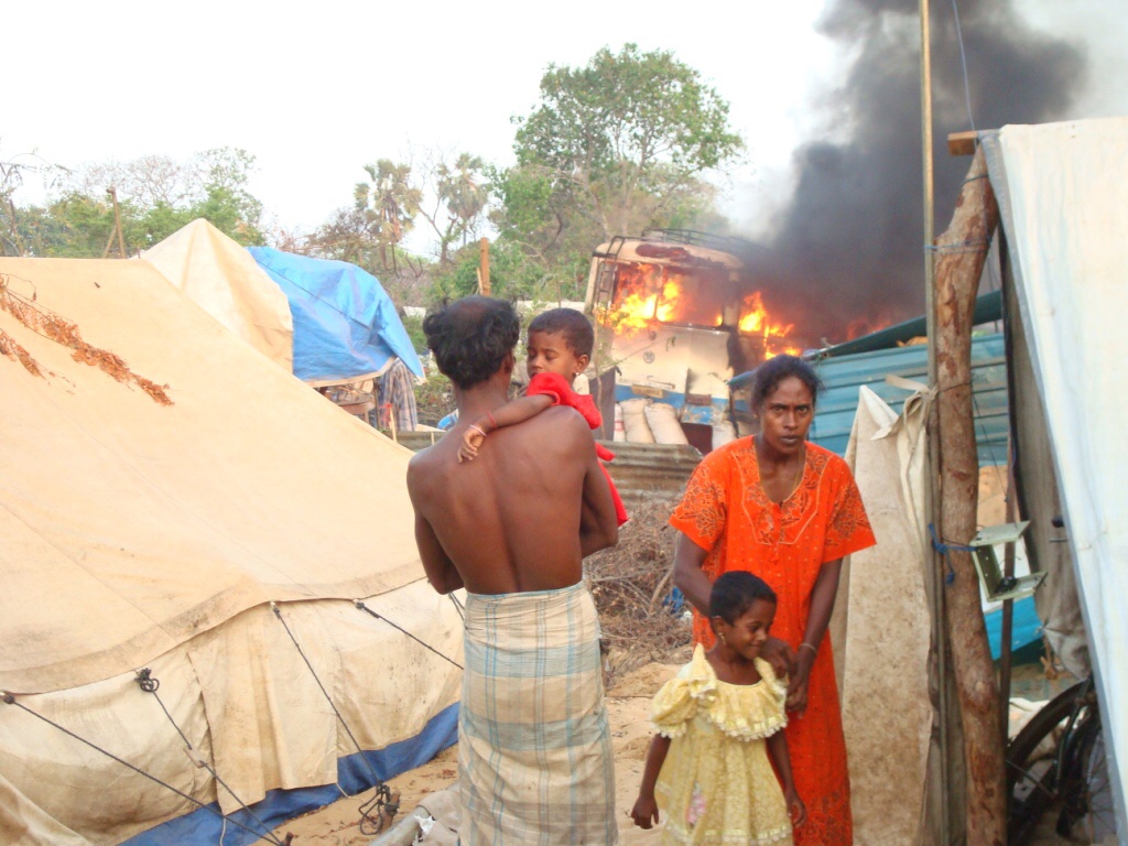 முள்ளிவாய்க்கால் - கொத்துக்  குண்டின் மரண ஓலம் - நிலவன் .