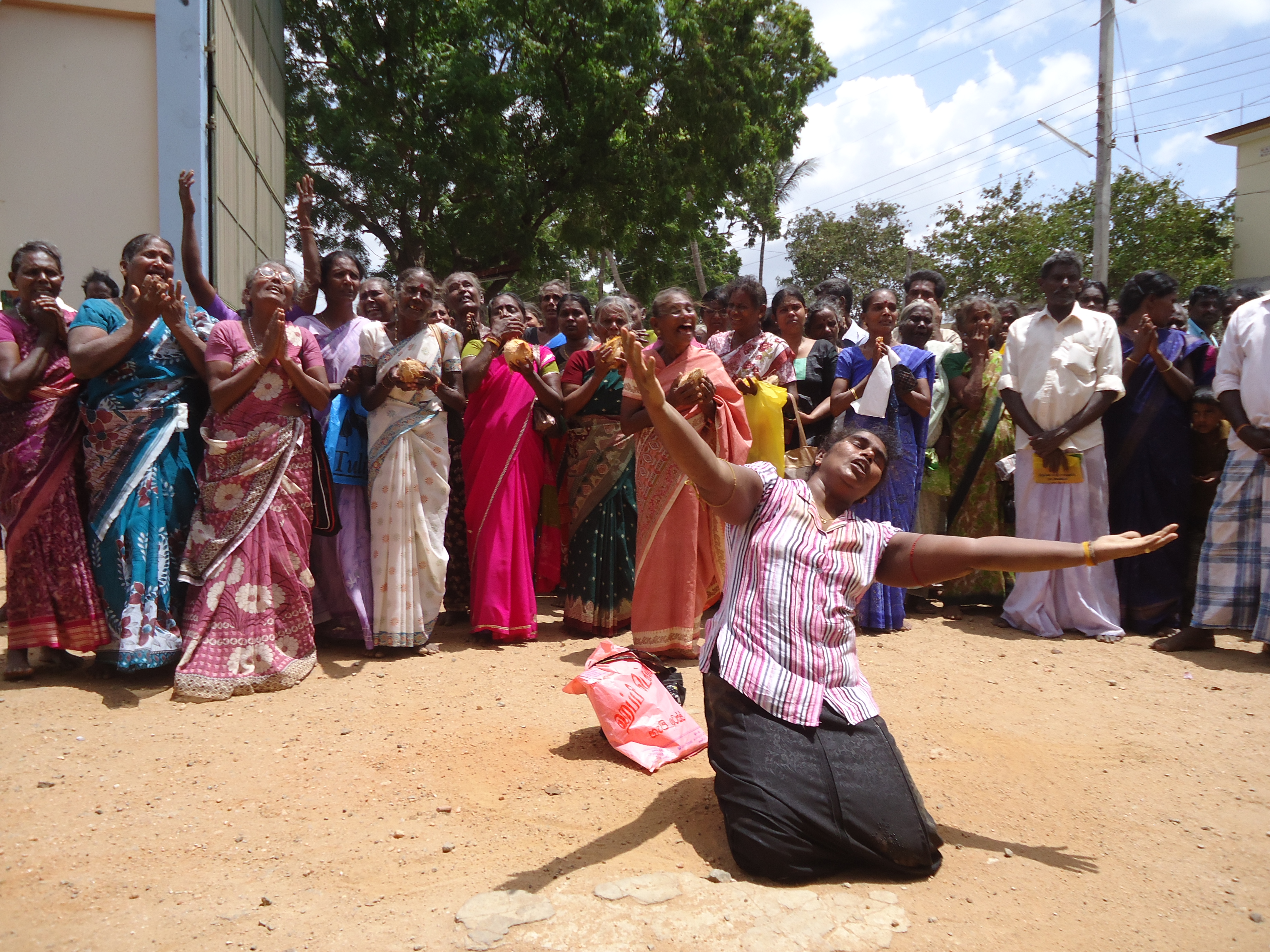 அன்புக்குரியவர்கள் திரும்பி வருவார்கள்  என்ற நம்பிக்கையில்  பொழுதுகள் விடிகிறது  - நிலவன்.