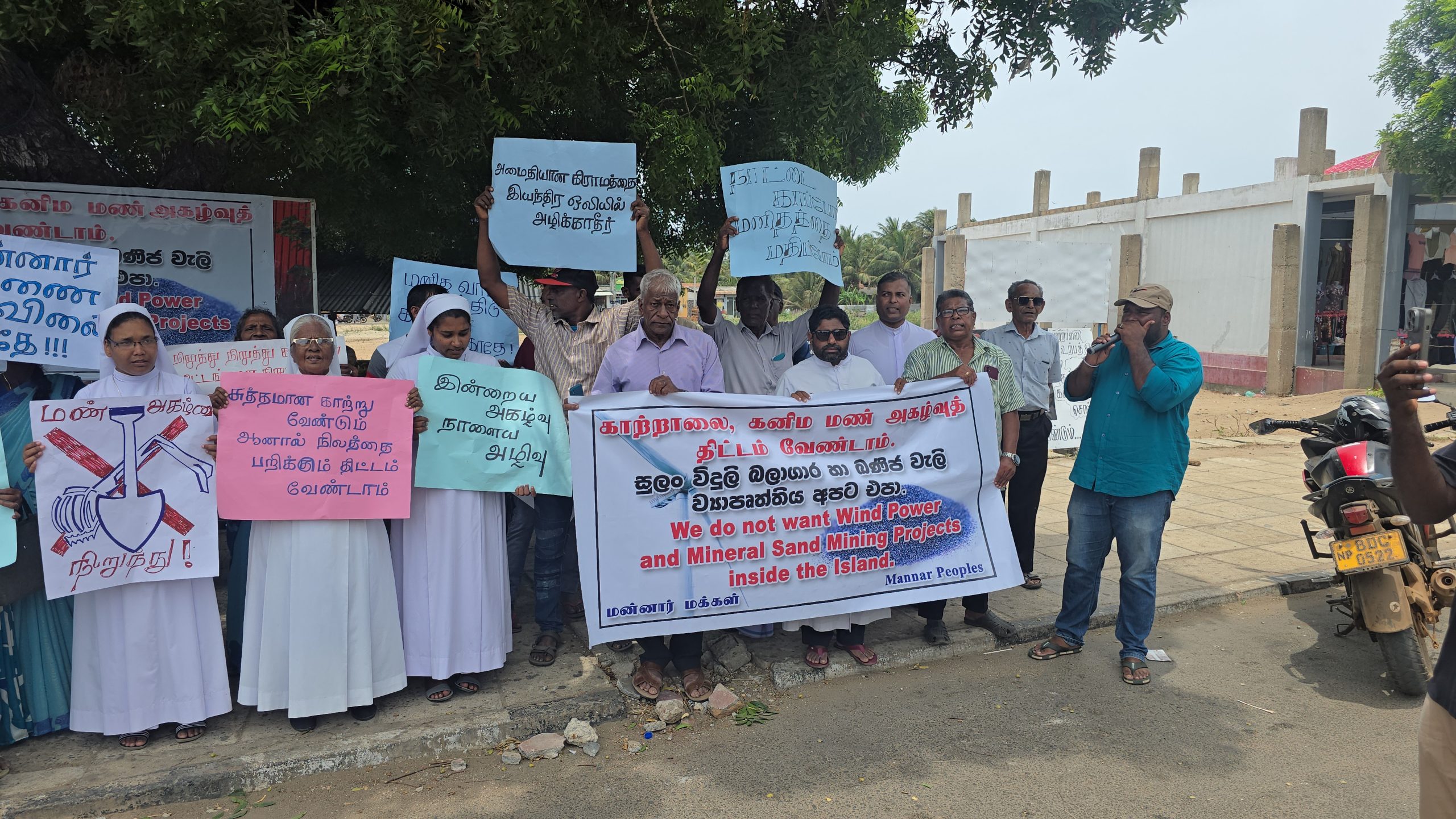 மன்னார் மக்களின் 30 ஆவது நாளாகவும் போராட்டத்தில் ஈடுபட்டனர்